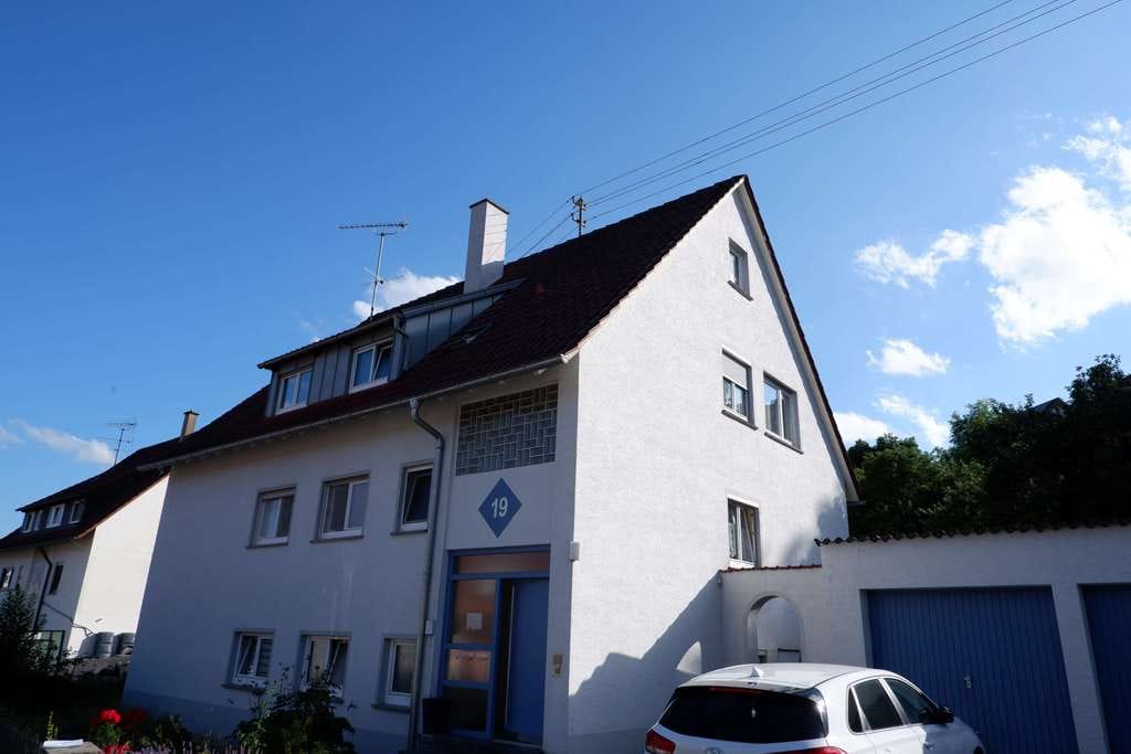 Immobilie in Gechingen - Gepflegtes 3 Fam. Generationenhaus mit Garten und 2 Garagen in 75391 Gechingen, KP: 695.000€ - Bild 0