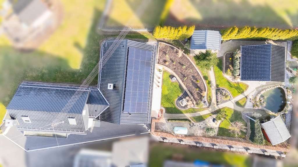 Immobilie in Kausen - Fantastisches Gartenparadies mit Koi-Teich – hochwertig renoviertes Einfamilienhaus mit PV! - Bild 2