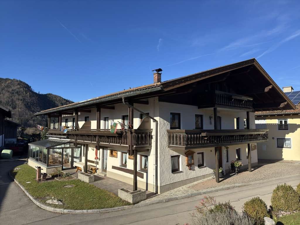 Immobilie in Ruhpolding - Ruhiges Gästehaus mit 8 Ferien- und Betreiber-Whg., Garagen, 4er-Carport, Lager/Stall auf 5458 m² - Bild 0