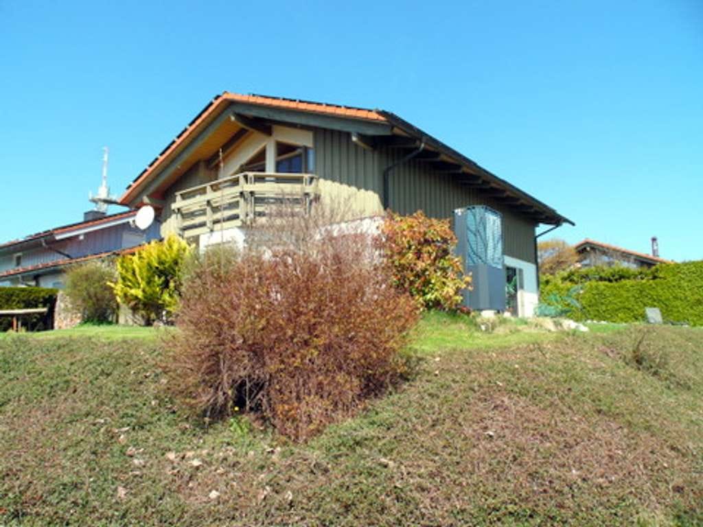 Immobilie in Waakirchen - Freistehendes Einfamilienhaus  mit guter Aussicht - Bild 1