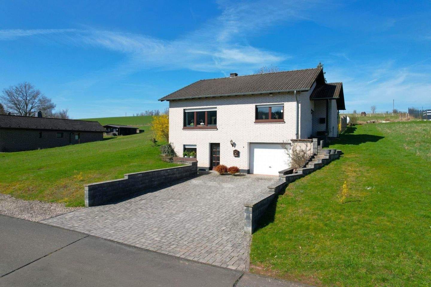 Immobilie in Kopp - Ruhig gelegenes, freistehendes Einfamilienhaus + 2 zusätzliche Baugrundstücke, mit überdachter Terrasse, Garage und herrlicher Aussicht in Kopp - Bild 0