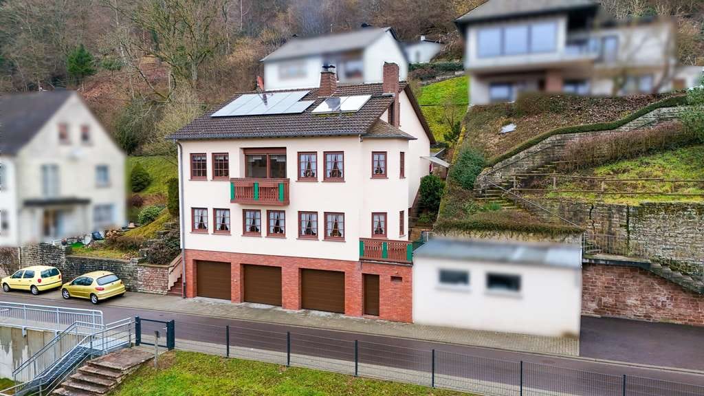 Immobilie in Kyllburg - Gemütliches Einfamilienhaus mit Einliegerwohnung, 3 Garagen und moderner Energietechnik - Bild 2