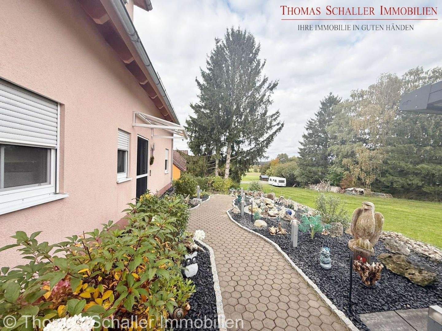 Immobilie in Abenberg - Hochwertiges 3-Familienhaus mit Einliegerwohnung, PV-Anlage & Gartenparadies - Bild 4