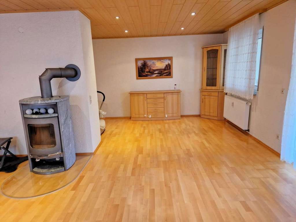 Immobilie in Graben-Neudorf - Familienfreundliche 4-Zimmer-Wohnung mit Garten, Terrasse und Garage - Bild 2