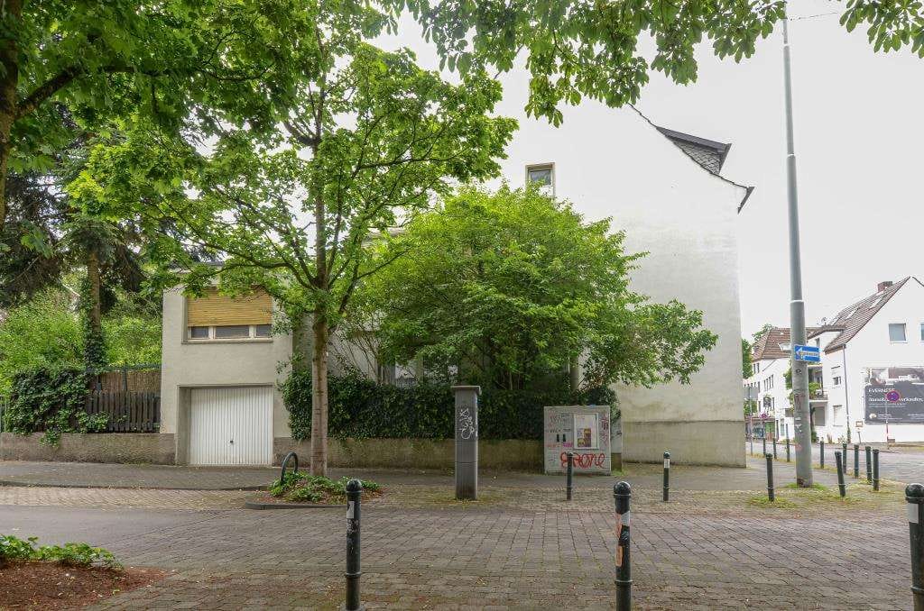 Immobilie in Leverkusen - Dreifamilien-Stadthaus * zwei Wohnungen werden leer übergeben * Garage * Garten * zwei Stellplätze - Bild 2