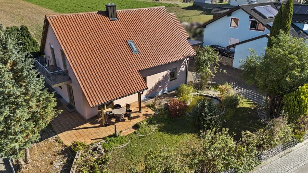 Immobilie in Großmehring - Großzügiges EFH mit Garage, Carport und viel Stauraum - Bild 2