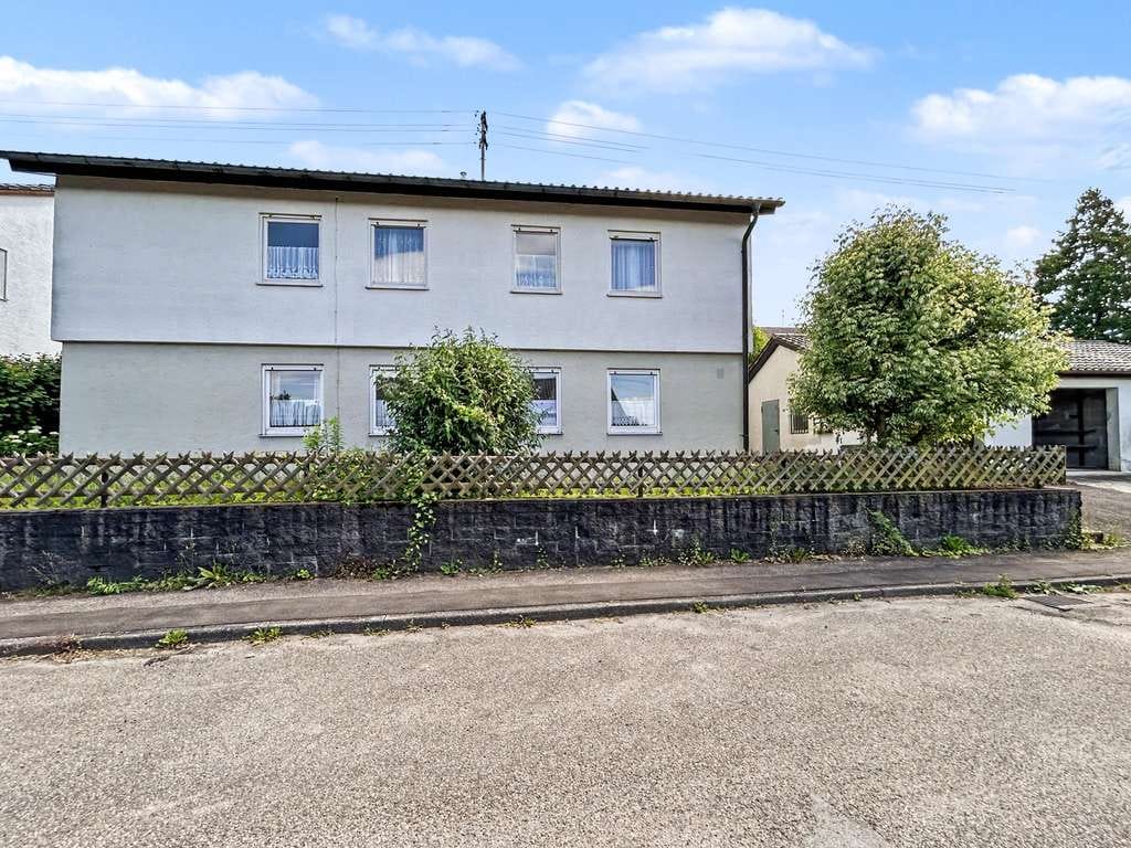 Immobilie in Ilsfeld - Freistehendes Wohnhaus mit zwei Wohneinheiten und Süd-Garten in Weinberglage in Ilsfeld-Schozach - Bild 0