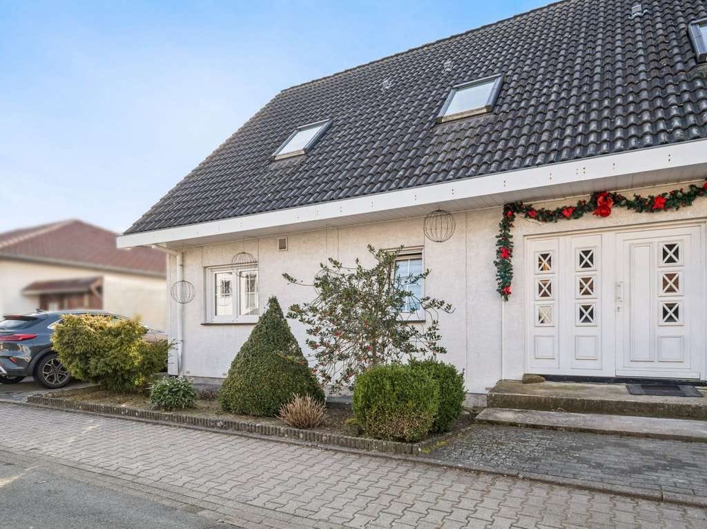 Immobilie in Heidenrod - Doppelhaushälfte, aufgeteilt in 2 Wohnungen. Wohnen und Vermieten - Bild 0