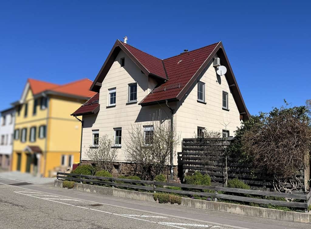 Immobilie in Engelsbrand - Engelsbrand: Kleines, gepflegtes Wohnhaus mit herrlichem Freisitz - Bild 0