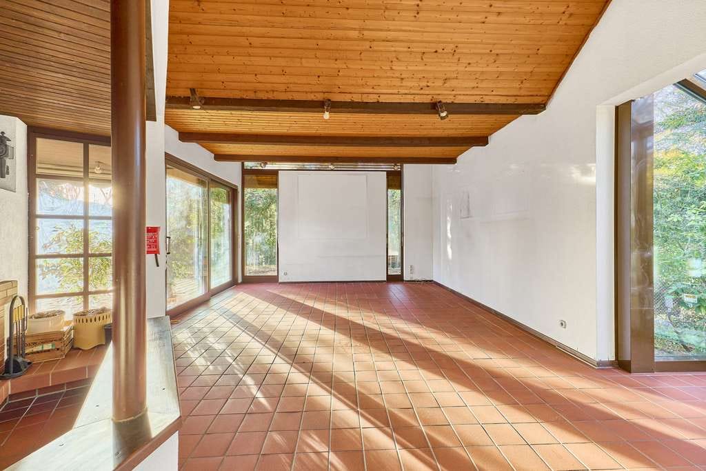 Immobilie in Darmstadt - Architektenhaus mit zwei Wohneinheiten, Sauna, großem Grundstück und Waldrandlage zur Modernisierung - Bild 1