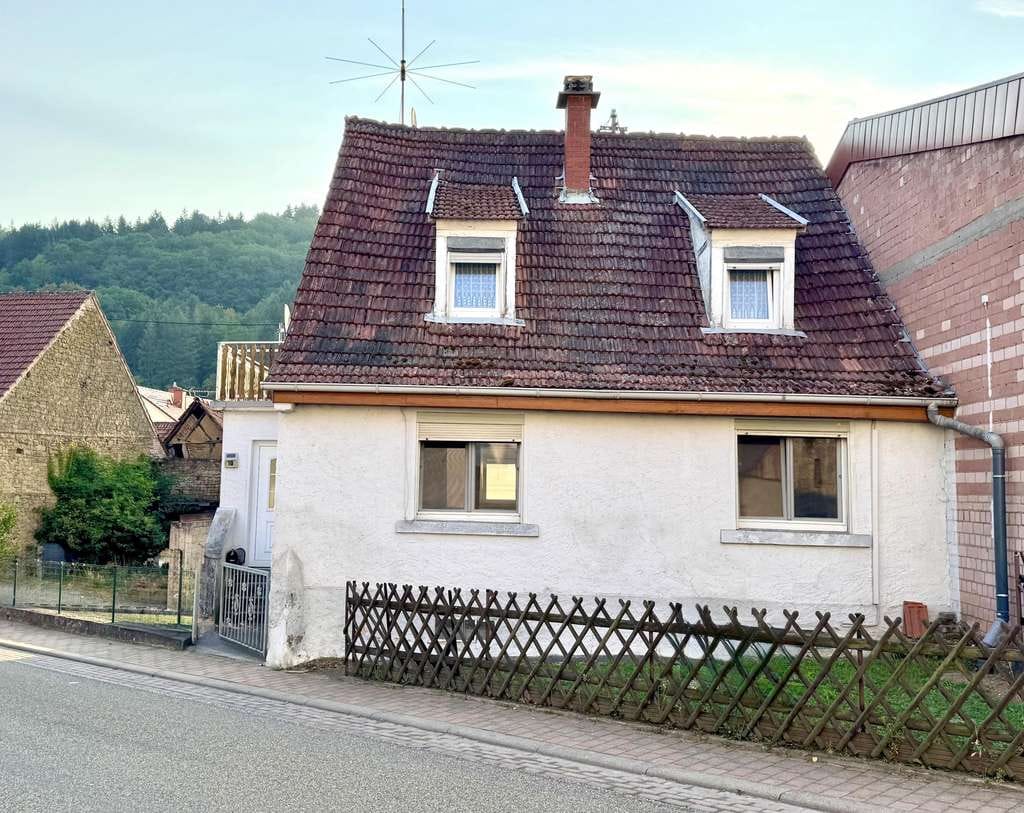 Immobilie in Hefersweiler - Hefersweiler: Renovierungsbedürftiges Einfamilienhaus mit großer Garage und Hofgelände - Bild 1