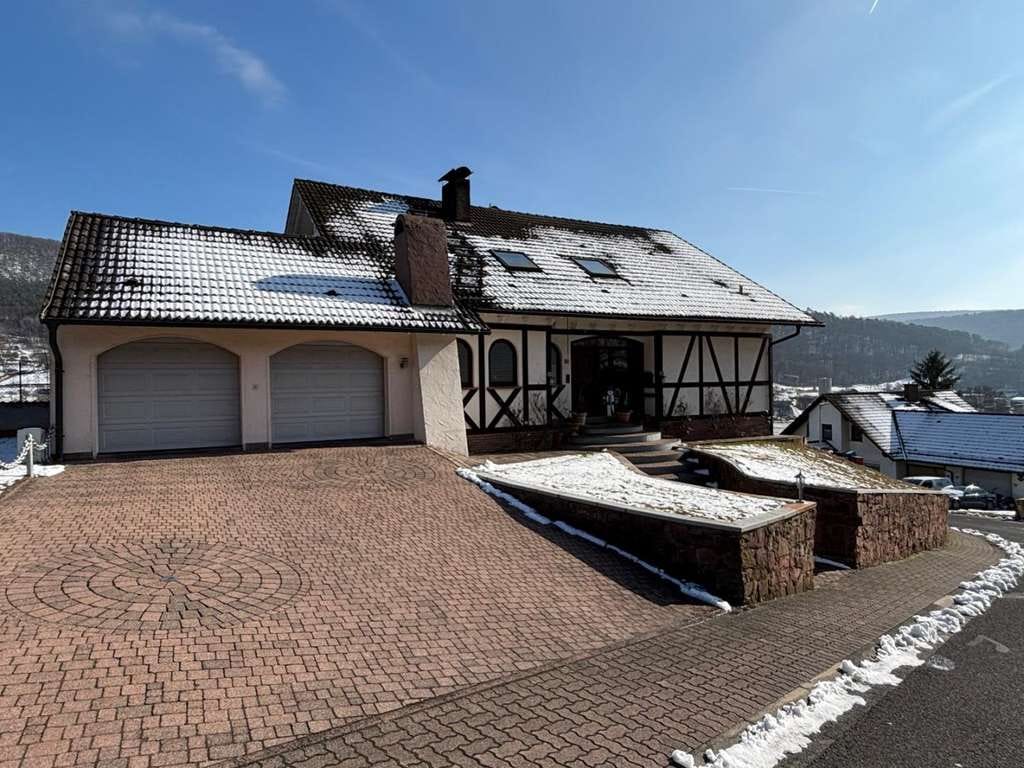 Immobilie in Eschau - Großzügiges Zuhause mit Weitblick in Eschau – ideal für Familien und Mehrgenerationen - Bild 0