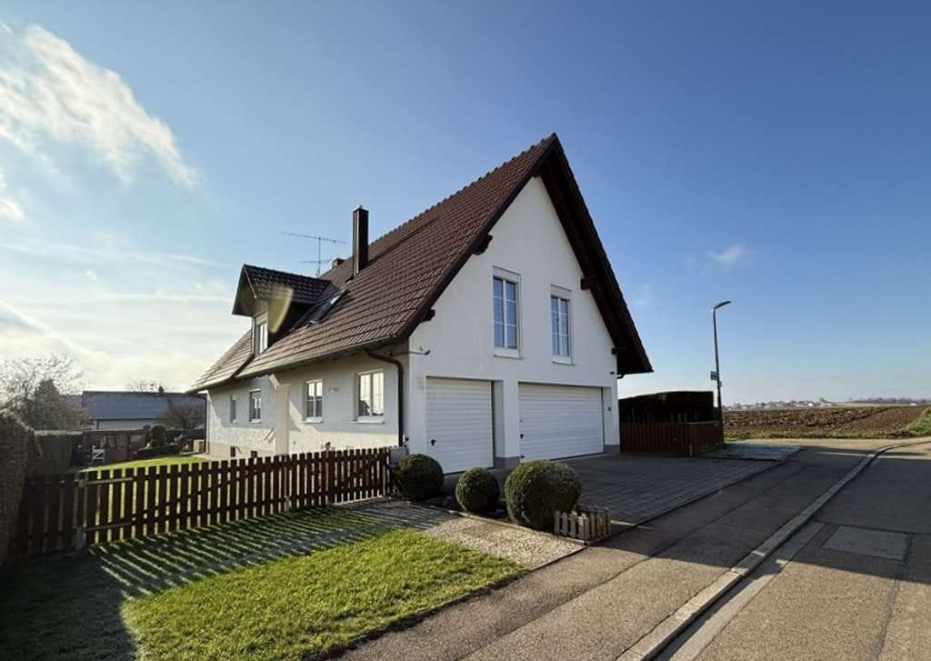 Immobilie in Eitensheim - Gepflegtes Zweifamilienhaus mit drei Garagen in Eitensheim - Bild 0