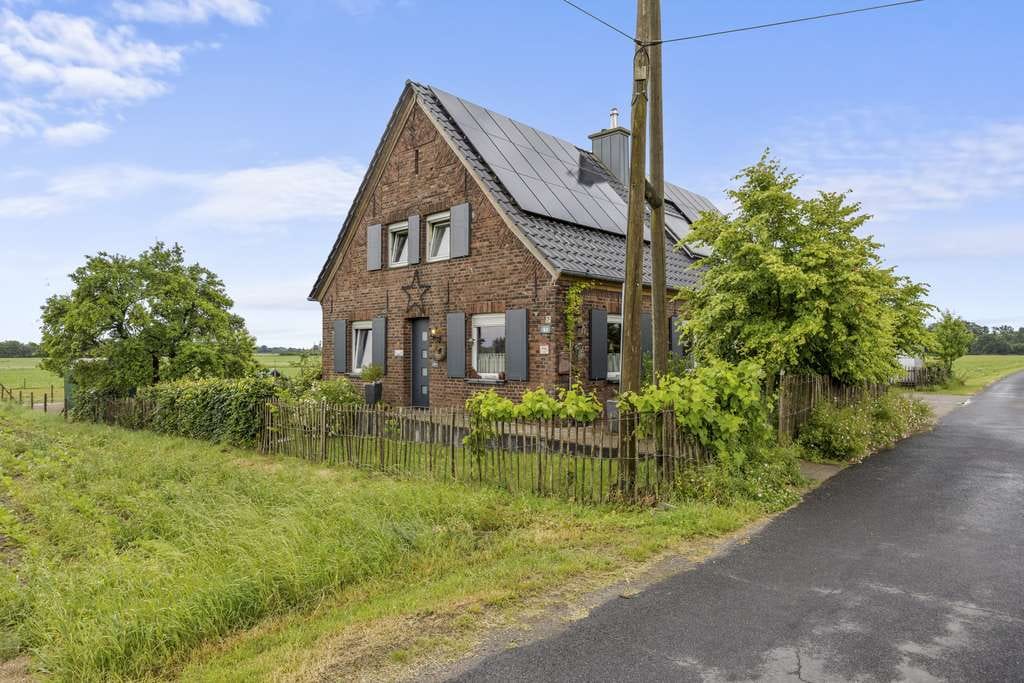Immobilie in Bedburg-Hau - Charakteristisches, großzügiges Einfamilienhaus mit viel Platz, Komfort und herrlichem Weitblick. - Bild 1