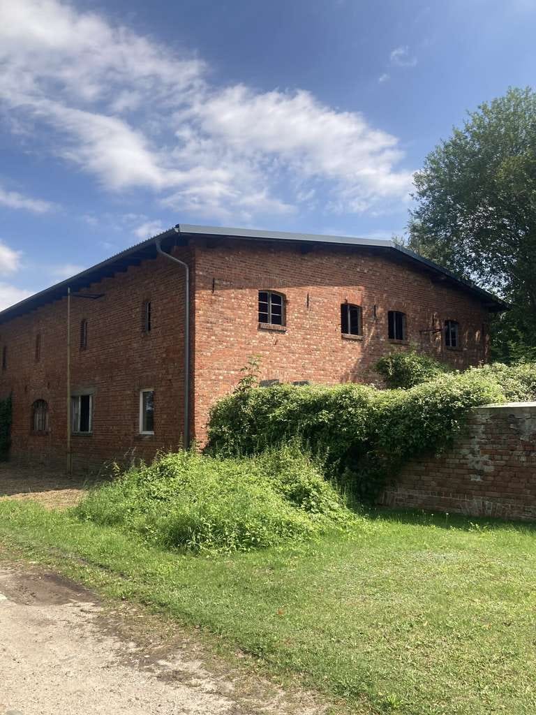 Immobilie in Casekow - Schlossnahes Künstlerdomizil mit Wohnhaus und großzügiger Scheune! - Bild 1