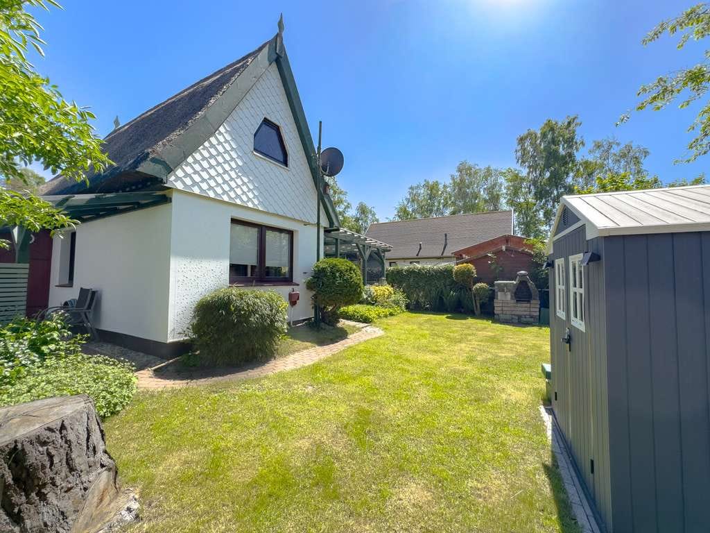 Immobilie in Sundhagen - Reetdach-Ferienhaus in Stahlbrode // 183 m bis zum Wasser // Garten, Terrasse & Stellplatz - Bild 4