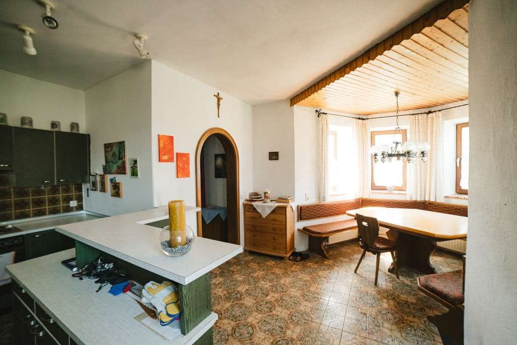 Immobilie in Edling - Erdgeschosswohnung mit Nebengebäude und großem Garten - Bild 1
