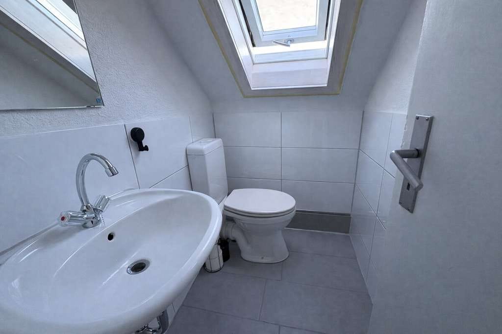 Immobilie in Bietigheim-Bissingen - Gemütliche 2-Zimmer-Dachgeschosswohnung mit zusätzlichem Raum & top Anbindung - Bild 4