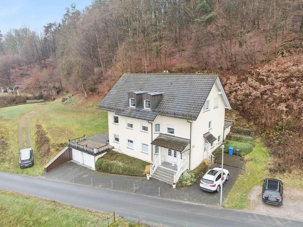 Immobilie in Heigenbrücken - Panorama-Residenz mit Zukunft: Großzügiges Anwesen inklusive zwei voll erschlossener Baugrundstücke - Bild 0