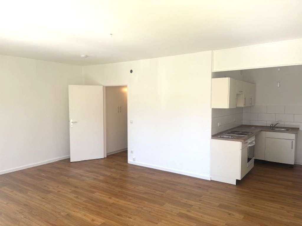 Immobilie in Berlin - * RUHIG & GRÜN IM BELIEBTEN BUCKOW: APPARTEMENT MIT EINBAUKÜCHE, WANNENBAD & SONNENBALKON! * - Bild 1