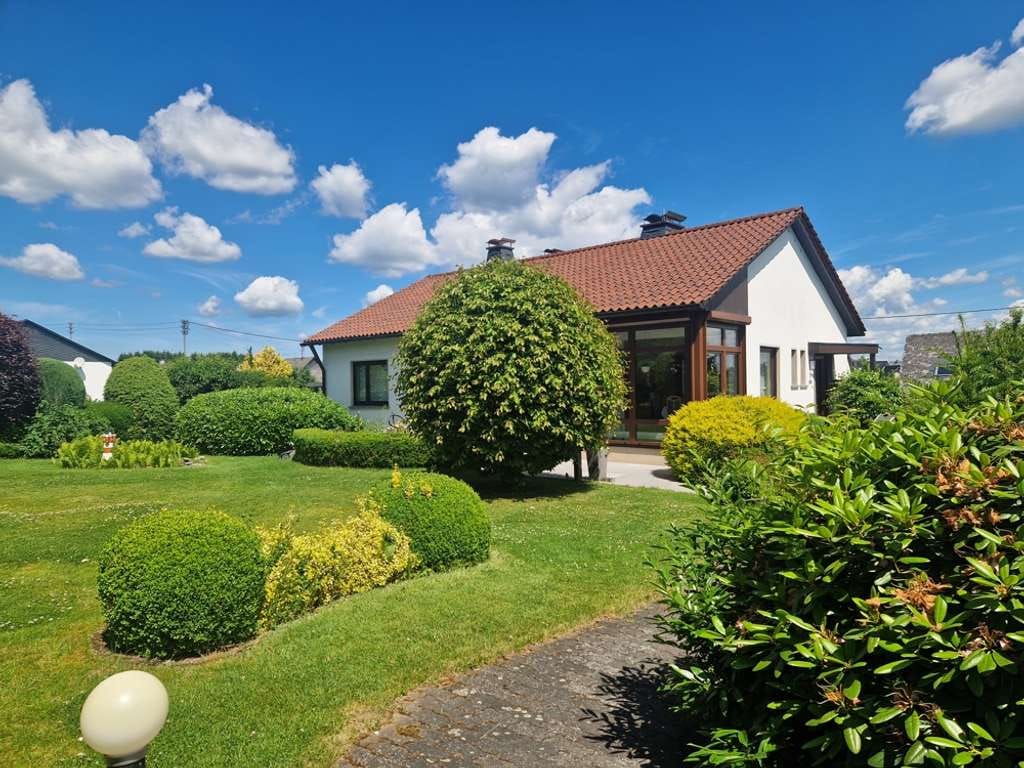 Immobilie in Weitefeld - Tolles Einfamilienhaus im Bungalowstil mit wunderschönem parkähnlichen Gartengrundstück in Weitefeld - Bild 1