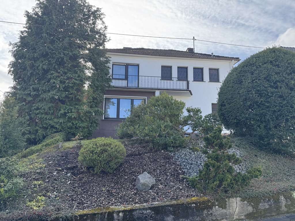 Immobilie in Niederzissen - Zwei-Parteienhaus mit Baugrund - Bild 1