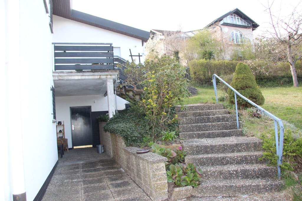 Immobilie in Schlitz - Traumlage mit Fernblick: Großzügiges Familienhaus mit Einliegerwohnung & Ausbaureserve - Bild 2