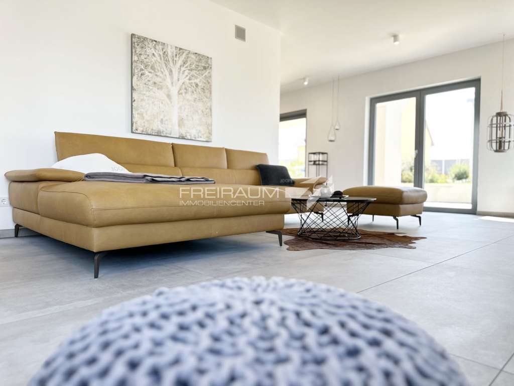 Immobilie in Prichsenstadt - FREIRAUM4 +++ Exklusives Zweifamilienhaus in sonniger Lage von Prichsenstadt! - Bild 1