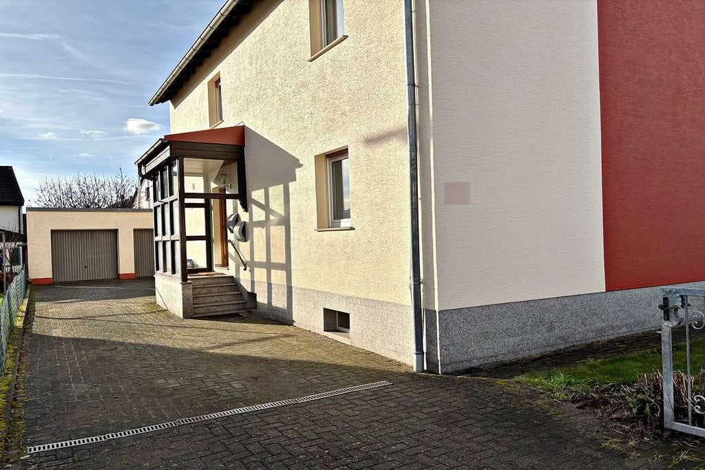 Immobilie in Johannesberg - VERMIETETES 2-FAMILIENHAUS MIT DOPPELGARAGE + GROSSEM GRUNDSTÜCK IN JOHANNESBERG - Bild 1