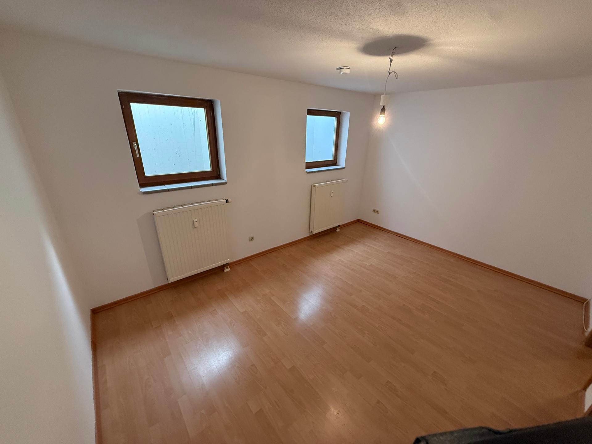 Immobilie in Otterfing - Charmante kleine ruhige 2-Zimmer Souterrain Wohnung mit kleinem Garten  - Bild 3