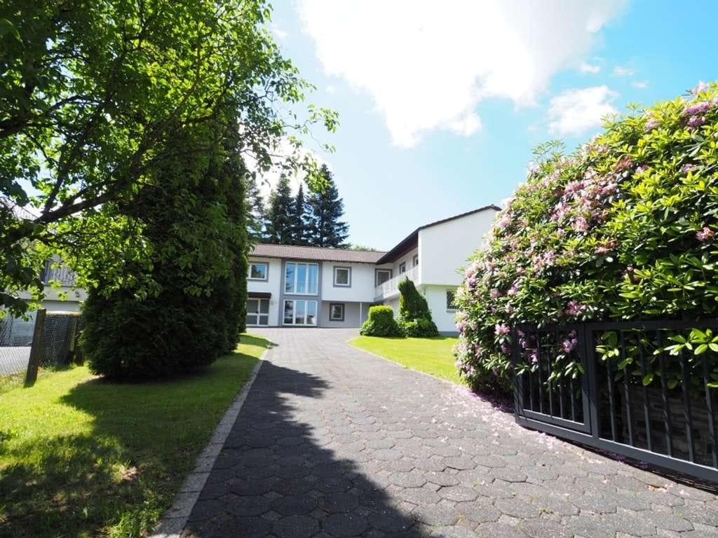 Immobilie in Ransbach-Baumbach - Viel Platz zum Leben - Großzügiges Anwesen auf
  2.300 m² Parkgrundstück - Bild 2