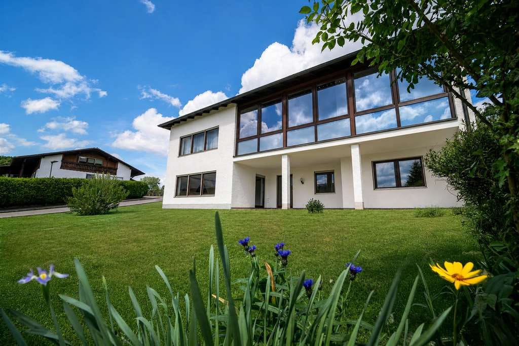 Immobilie in Aiglsbach - Großzügiges Generationenhaus mit Wintergarten, Ausbaupotenzial & traumhaftem Eckgrundstück - Bild 0