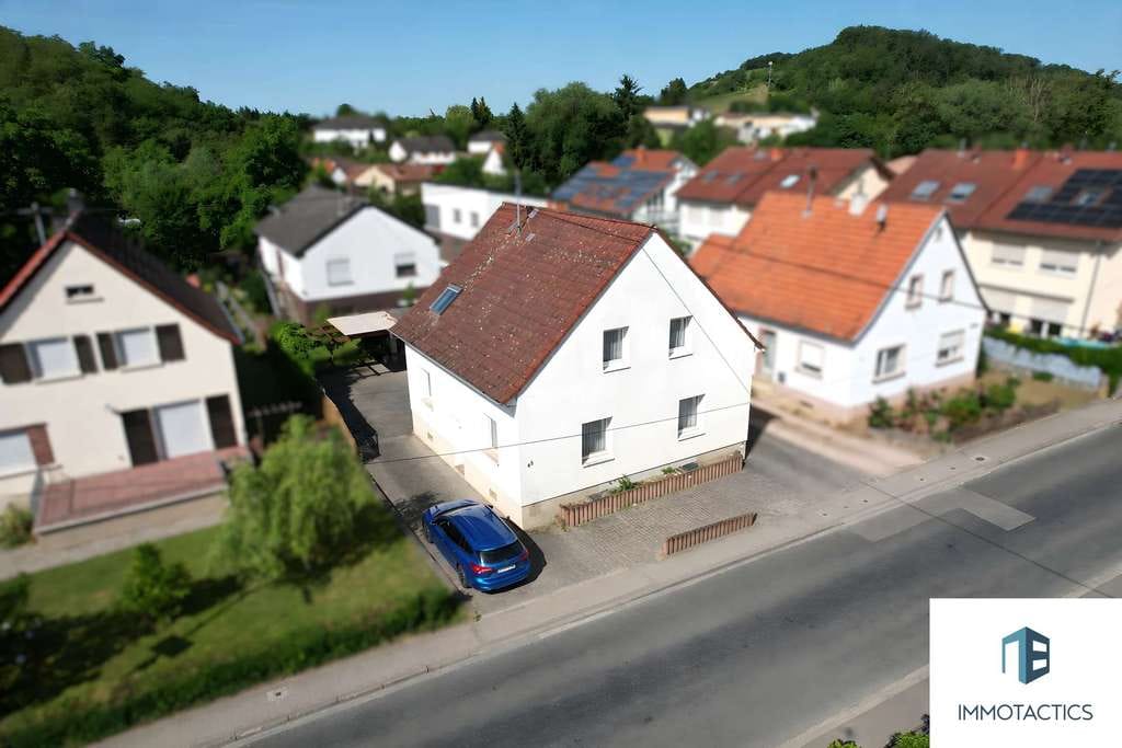 Immobilie in Hargesheim - Einfamilienhaus in Hargesheim mit Hof, Keller, Doppelgarage und viel Raum für eigene Pläne - Bild 0