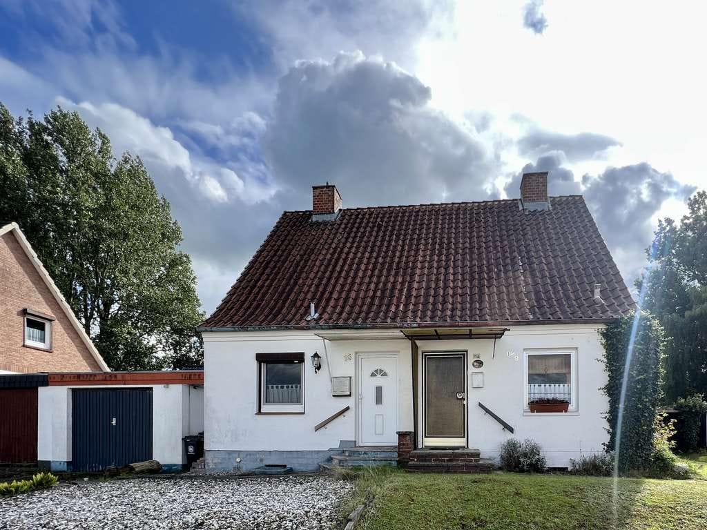 Immobilie in Ellerau - Charmantes Einfamilienhaus mit großzügigem Grundstück, Garage/Werkstatt & traumhaftem Garten - Bild 0