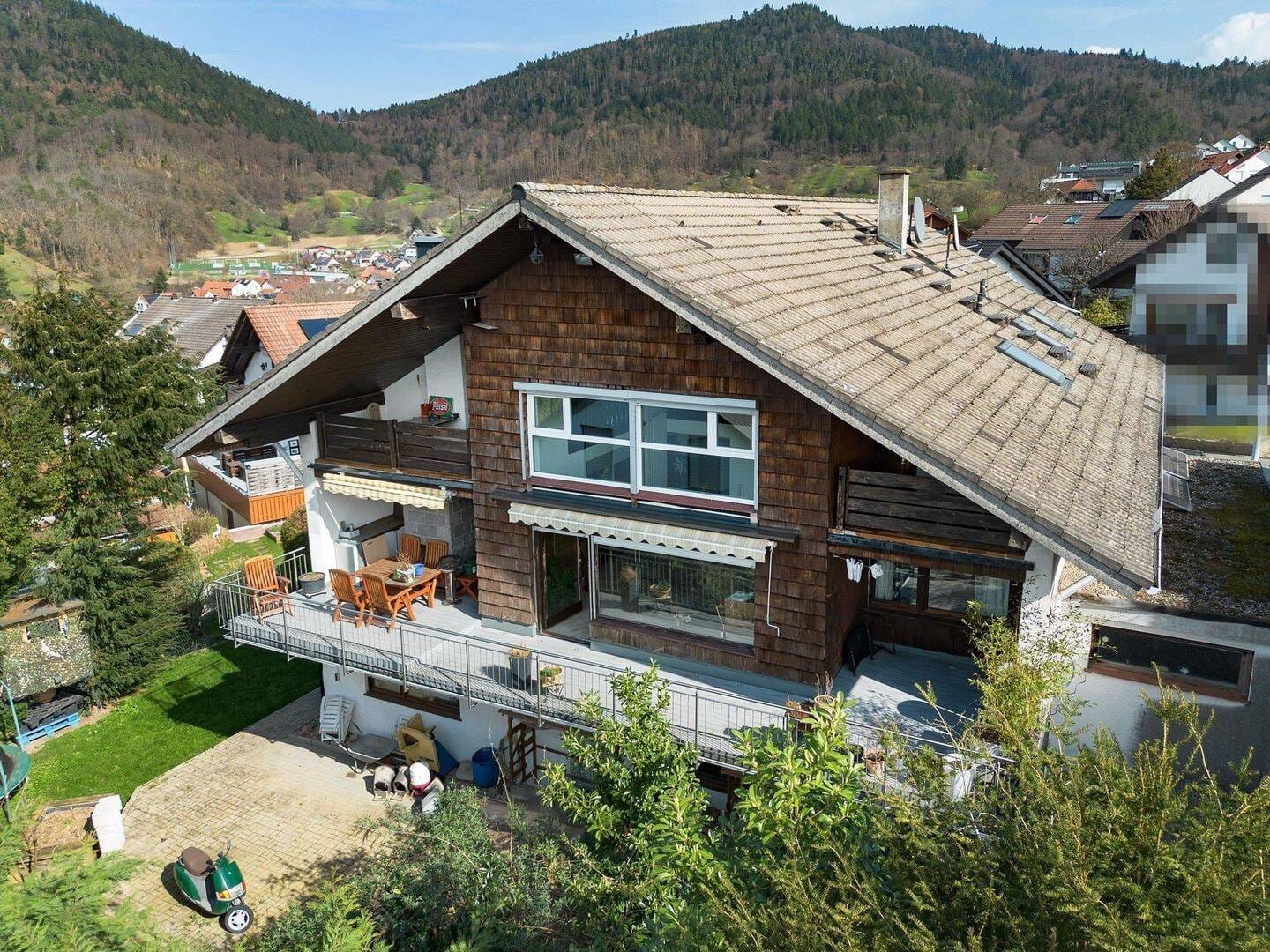 Immobilie in Loffenau - Familiendomizil mit Fernblick und vermieteter Einliegerwohnung! - Bild 1