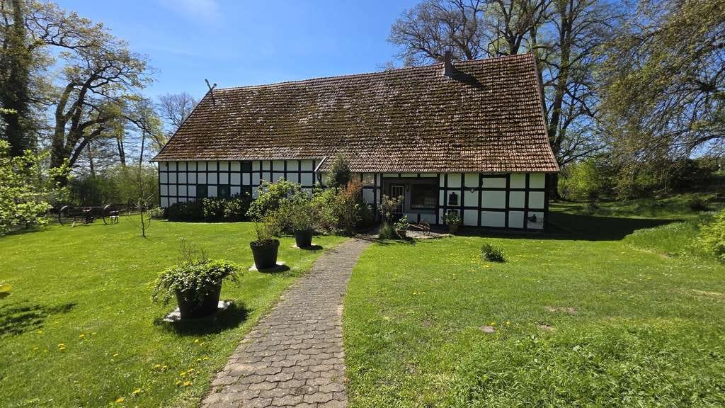 Immobilie in Hüllhorst - Ostwestfälisches Ständerhaus mit 17.700 m² Traumgrundstück - Bild 2