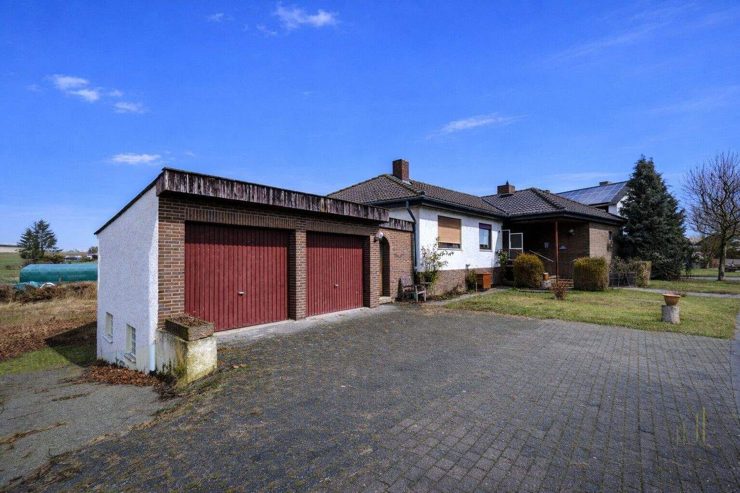 Immobilie in Calden - Zweifamilienhaus inkl. Einliegerwohnung mit eigenem Zugang und Ausbaupotenzial im Herzen von Calden - Bild 1