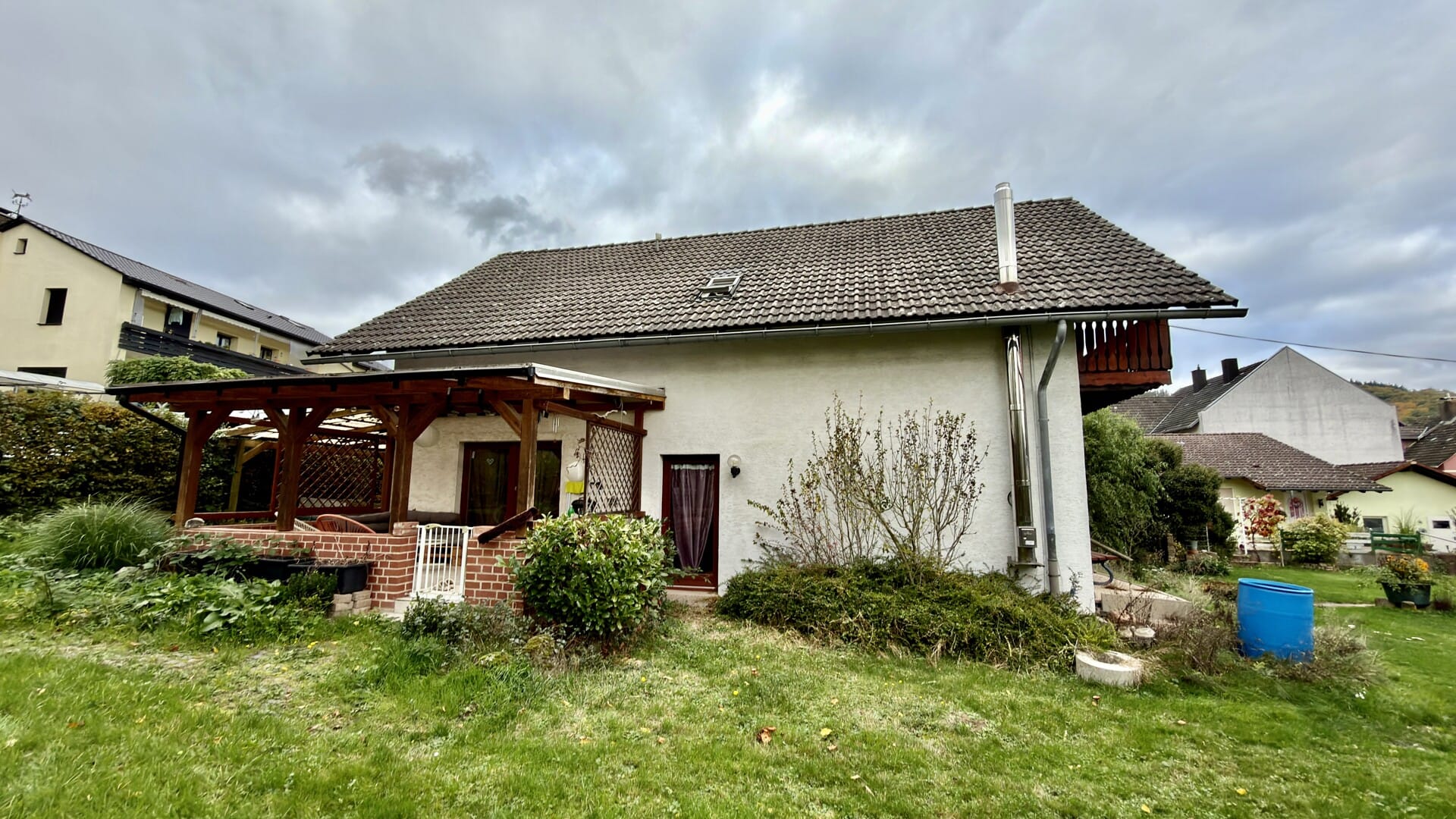 Immobilie in Malsfeld - Attraktives Einfamilienhaus mit großem Raumangebot und Garten - Keine Käuferprovision! - Bild 2