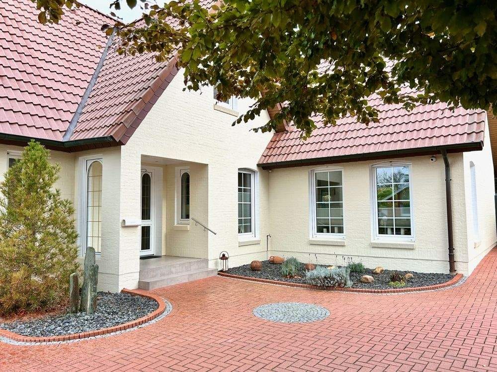 Immobilie in Ostrhauderfehn - Hier können Sie direkt einziehen! Schmuckes Wohnhaus in zentraler Lage von Ostrhauderfehn! - Bild 2