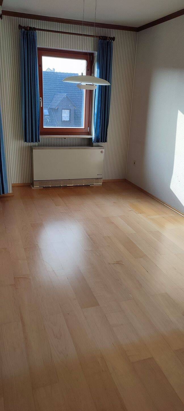 Immobilie in Großhabersdorf - Geräumiges Haus mit 3 Wohnungen und Doppelgarage - Bild 1