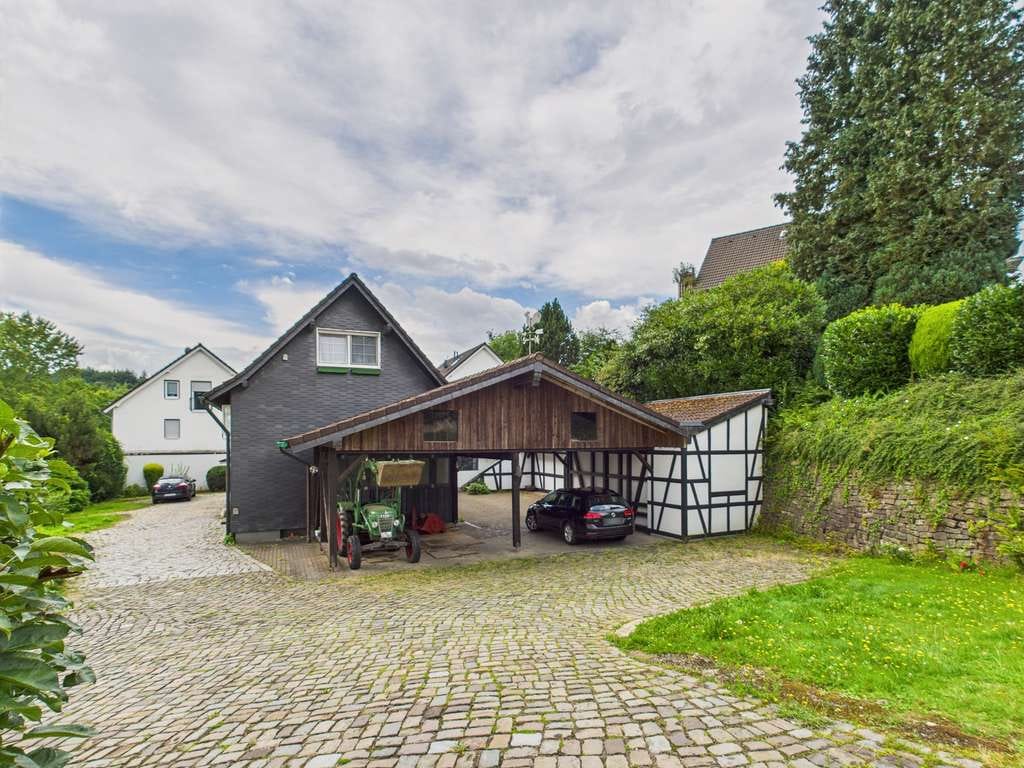 Immobilie in Wermelskirchen - Charmantes Einfamilienhaus in Top-Lage mit Einliegerwohnung und großzügigem Carport - Bild 2