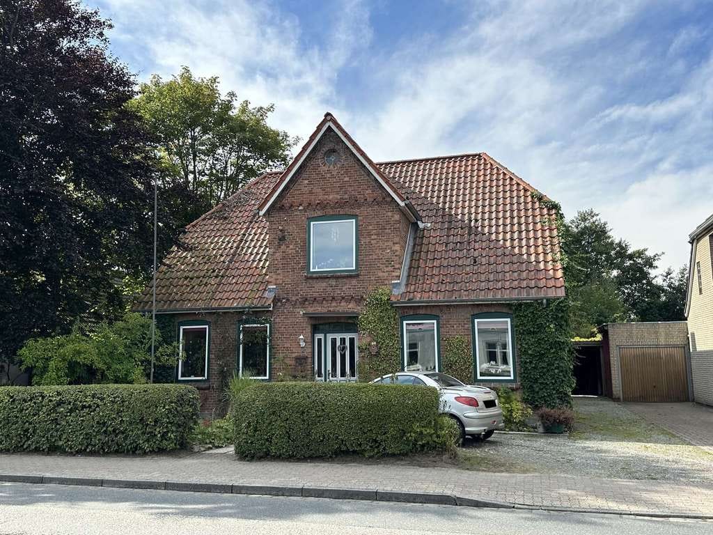 Immobilie in Bredstedt - Historischer Charme trifft modernen Wohnkomfort – Zweifamilienhaus mit Ruhepol im Garten - Bild 0