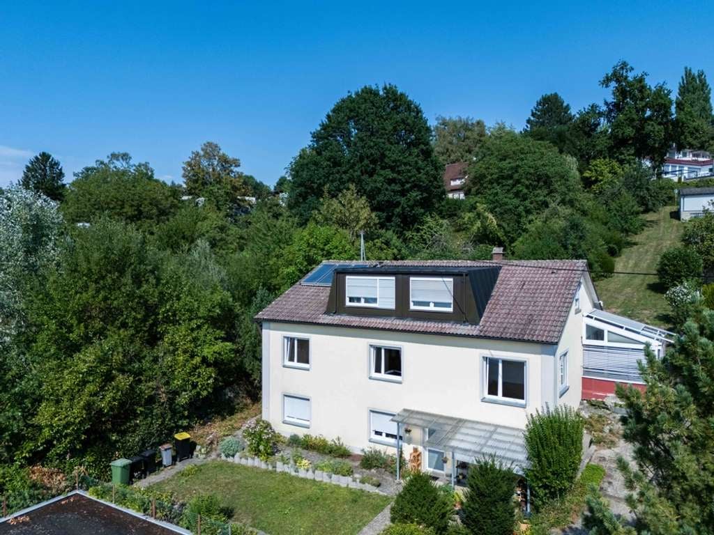 Immobilie in Ravensburg - Ravensburg – Erstklassige Aussichtslage! Dreifamilienhaus im Ravensburger Süden... - Bild 0