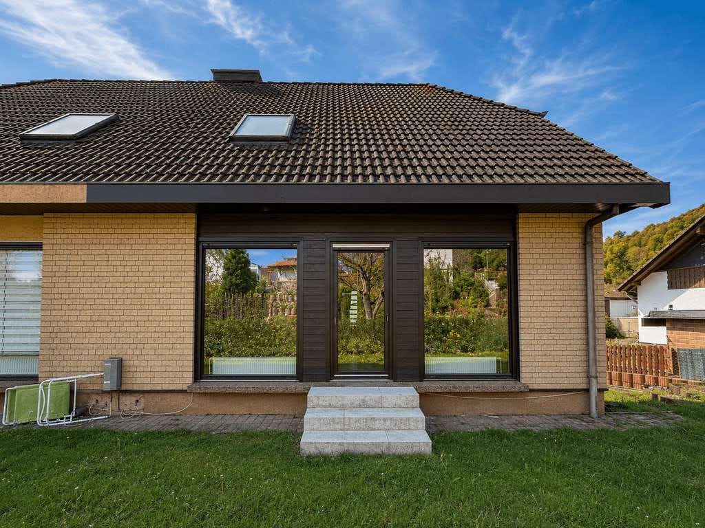 Immobilie in Hahnenbach - Großzügiges Wohnen mit Stil und moderner Technik– modernisierte Doppelhaushälfte in naturnaher Lage - Bild 2