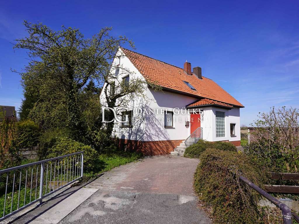 Immobilie in Sehnde - Charmantes Einfamilienhaus mit Anbau auf parkähnlichen Grundstück! - Bild 0