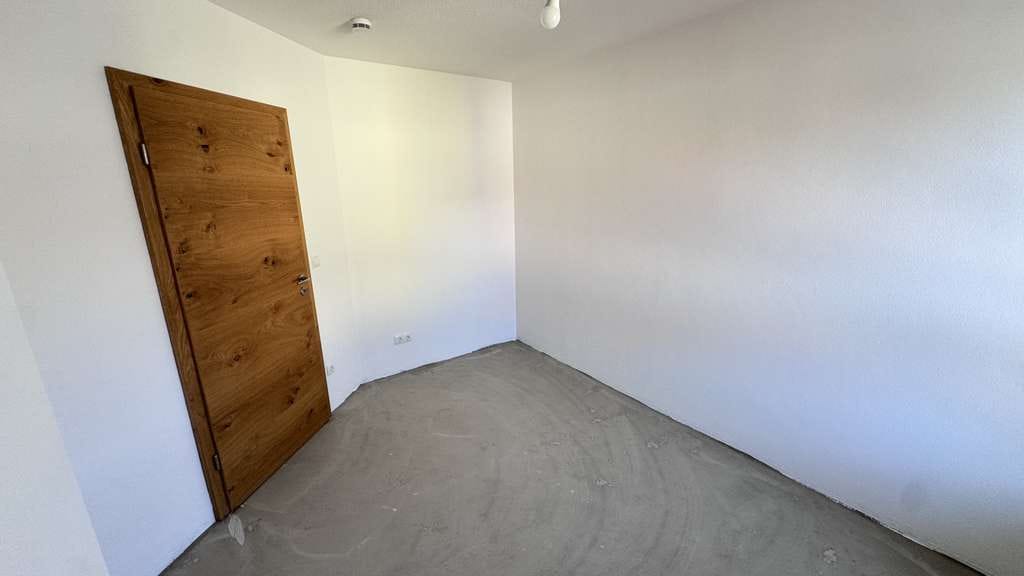 Immobilie in Tittmoning - Dachgeschoss-Wohnung in Tittmoning: Drei Zimmer mit Balkon - Bild 1