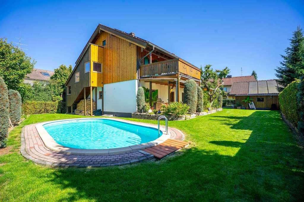 Immobilie in Forstinning - Ihr neues Zuhause - großzügiges Zweifamilienhaus, PV-Anlage, Pool und 3 Garagen - Bild 2