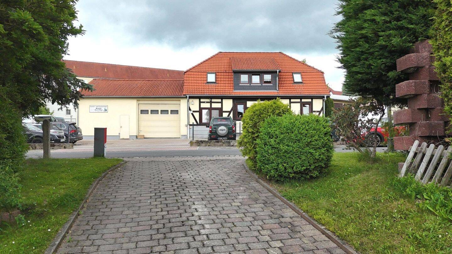 Immobilie in Blankenhain - Großzügige Erdgeschosswohnung zum Modernisieren und Wohlfühlen - Bild 1