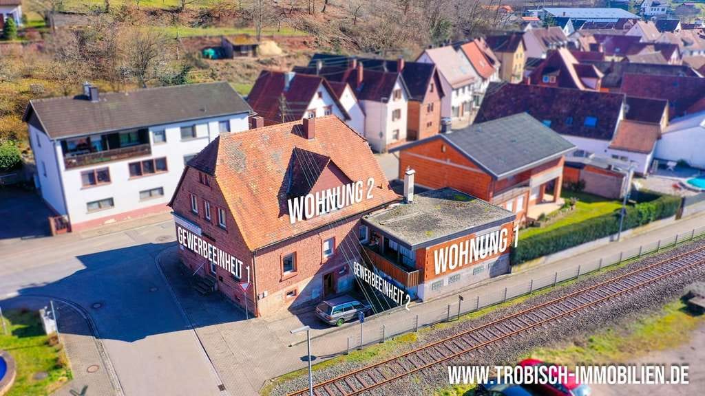 Immobilie in Bruchweiler-Bärenbach - Großes Mehrfamilienhaus mit 2 Wohnungen, 2 Gewerbeeinheiten und Entwicklungspotenzial - Bild 1