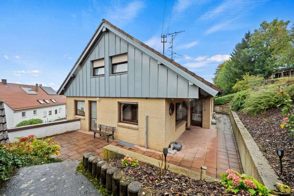 Immobilie in Schwendi - Familienfreundlich! Vielseitiges Einfamilienhaus mit modernisierter Küche und eigener Gartenidylle - Bild 0